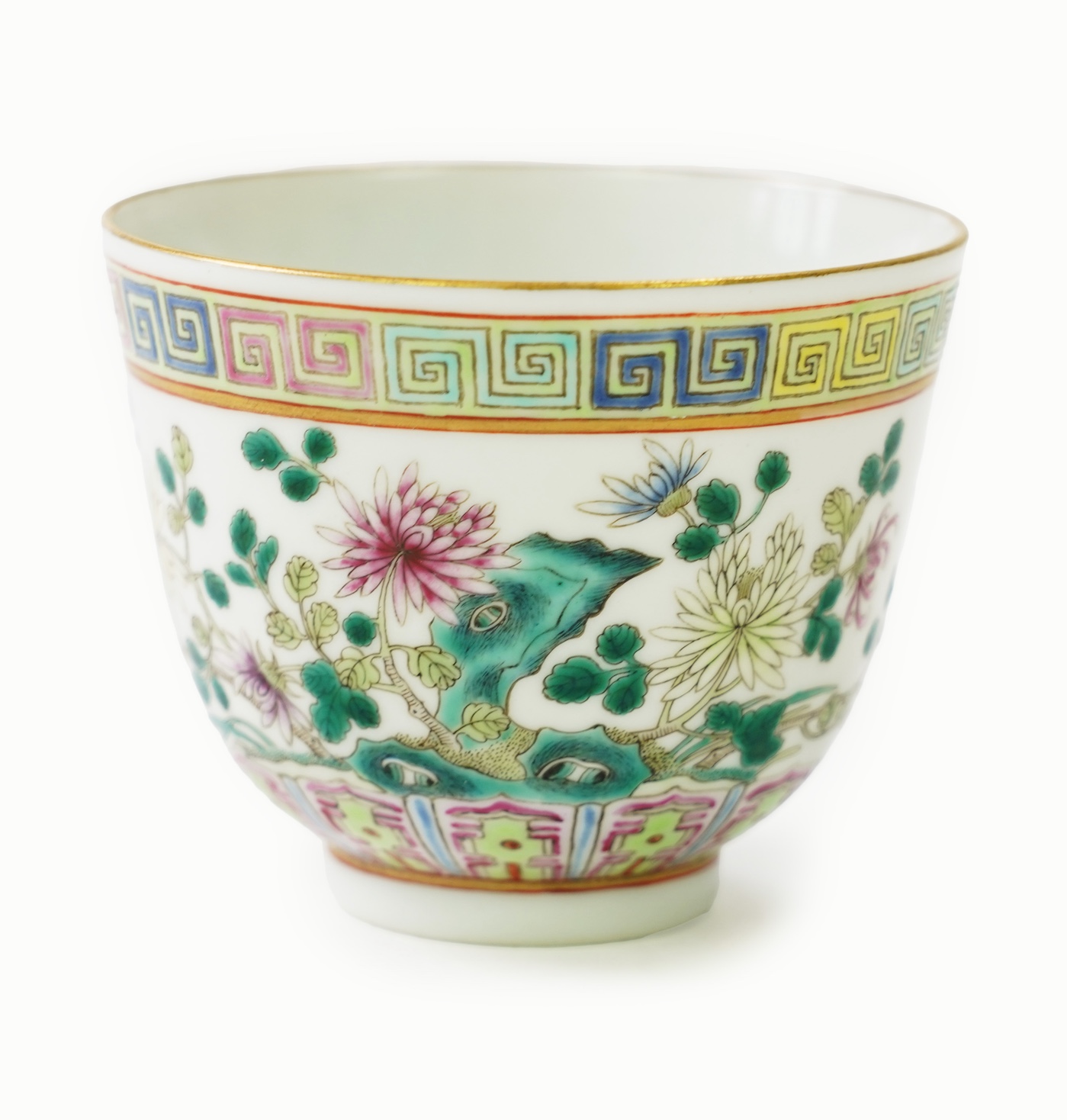 A Chinese famille rose cup, Guangxu mark but later, 6.5cm